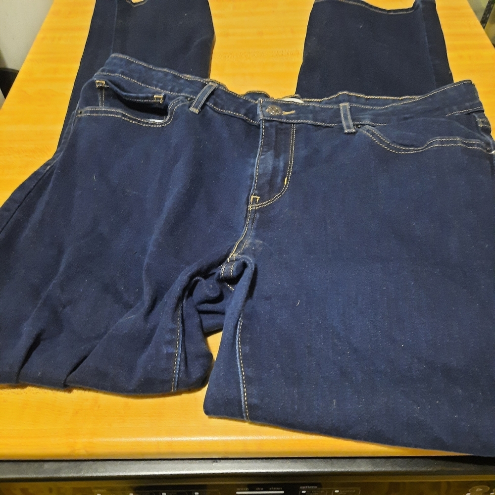 Levi’s Women’s blue jeans size 33 712 slim 5 pocket design belt loops